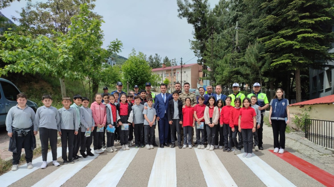 Saimbeyli'de Trafik Haftası Coşkusu: Kaymakam Açar ve Yetkililer Fatih Sultan Mehmet Ortaokulu'nu Ziyaret Etti